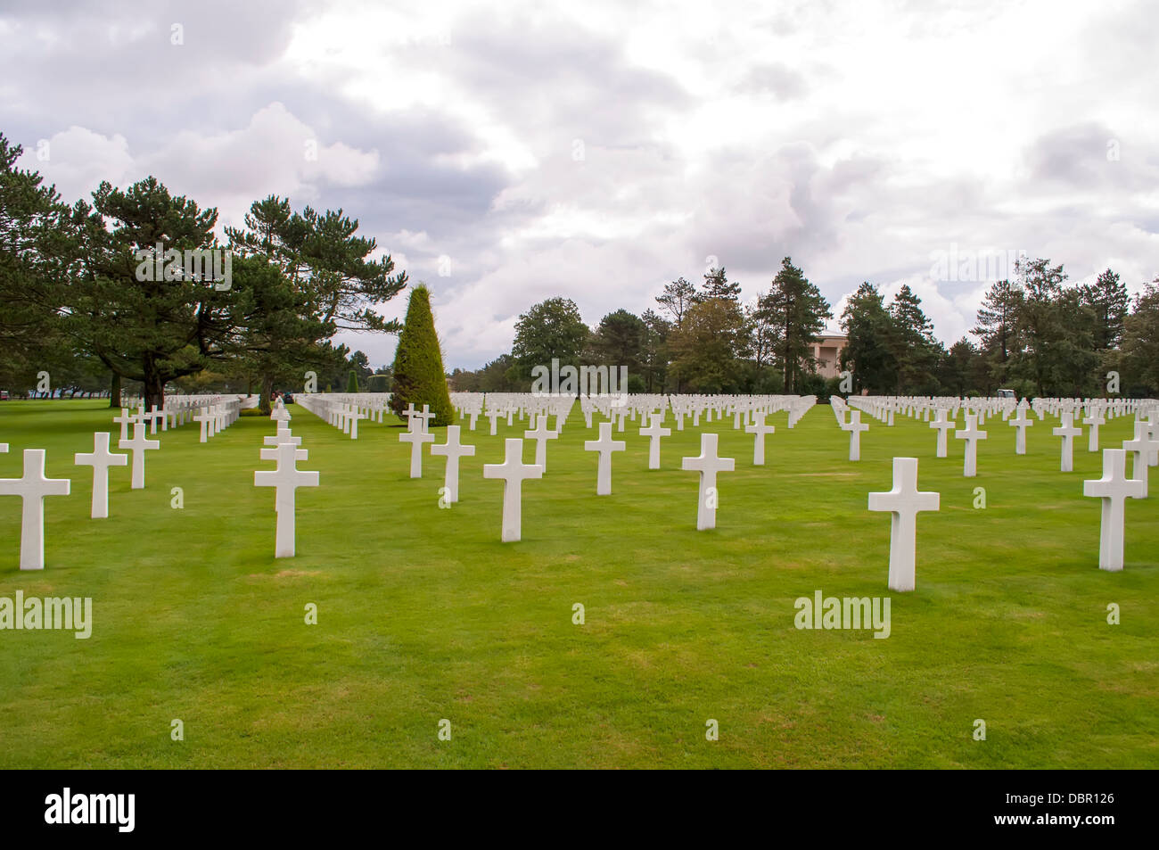 Cruces en el famoso Cementerio Americano de Normandía, que honra a soldados estadounidenses muertos en Europa durante la Segunda Guerra Mundial Foto de stock