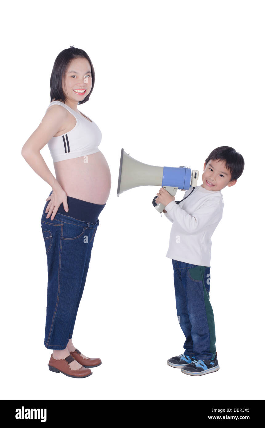Chico lindo comunicarse a embarazadas con megáfono Foto de stock