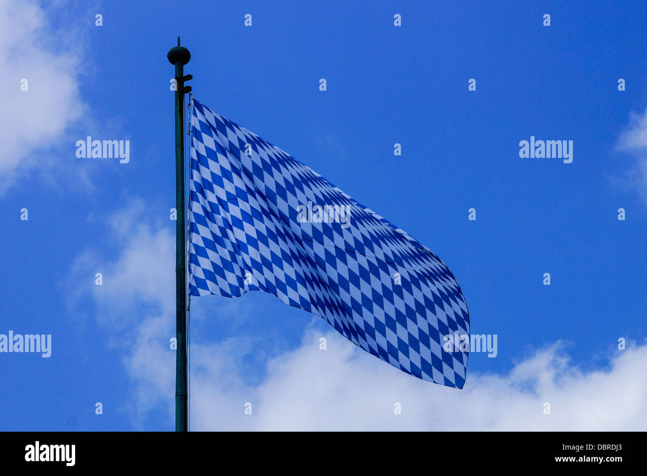 Ondea la bandera de Baviera en el viento Foto de stock