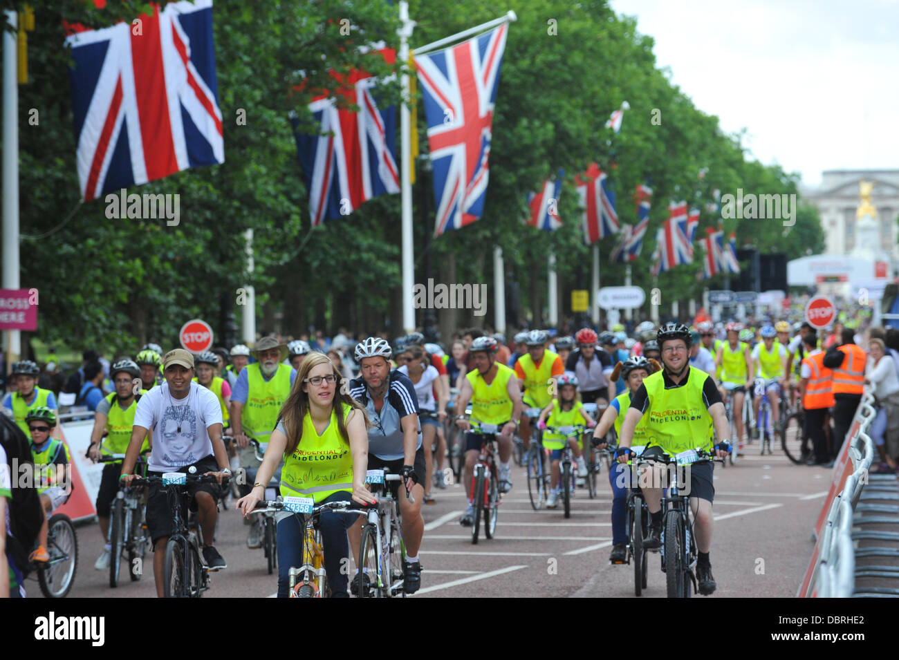 El Mall, Londres, Reino Unido. El 3 de agosto de 2013. Los ciclistas de todas las edades participan en el evento, que forma parte del ciclo gratuito de Prudential RideLondon ciclista. Crédito: Matthew Chattle/Alamy Live News Foto de stock