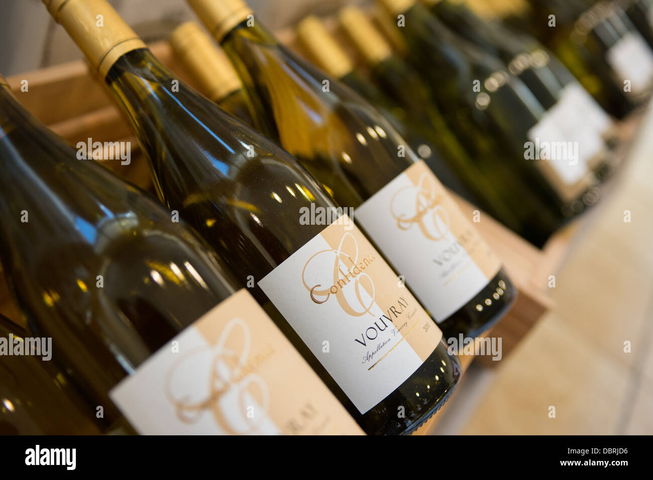 Botellas de vino en la pantalla y para la venta en la tienda en el Vouvray bodegas en el Valle del Loira, Francia Foto de stock