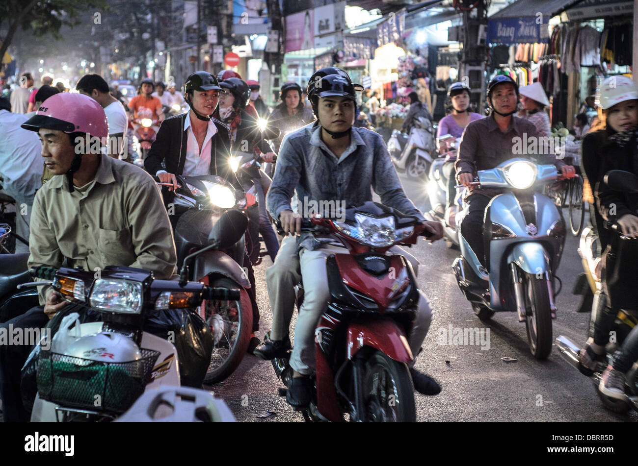 HANOI, Vietnam - Scooters multitud las calles del Casco Antiguo por la noche. Foto de stock