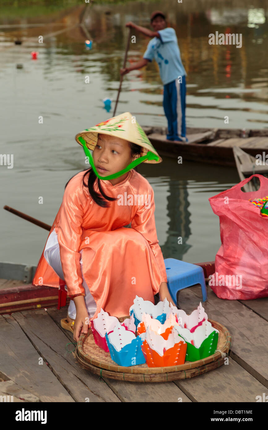 Una niña vendiendo velas flotantes cerca del puente japonés en Hoi An,  Vietnam, Asia Fotografía de stock - Alamy