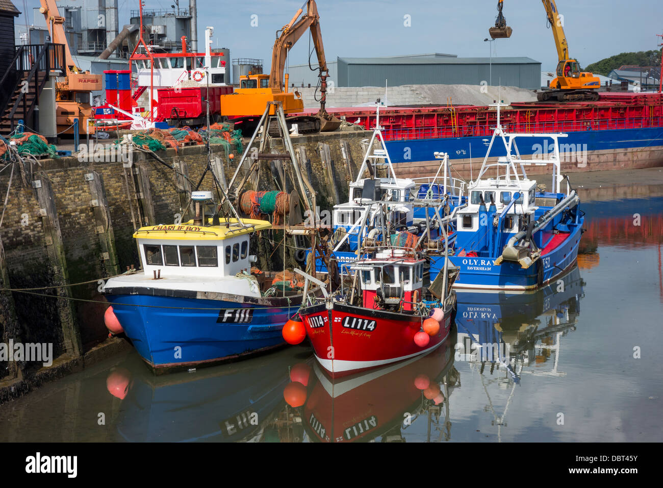 Whitstable Harbour y flota pesquera Foto de stock