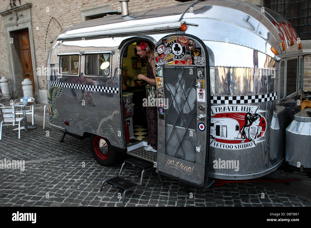 En Senigallia, Italia. 3 de agosto de 2013. El Jamboree Festival Internacional de Verano [60's revival Rock & Roll], Tatoo Caravana, en la Piazza del Castello en Senigallia, Italia el Aug 03, 2013. Crédito: Valerio Agolino/Alamy Live News Foto de stock