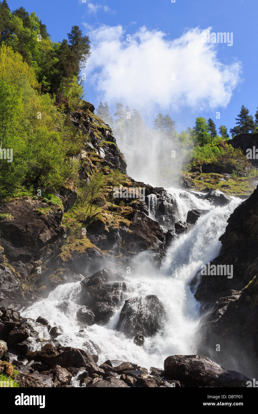 Fuerza poderosa de la espectacular cascada Latefossen a comienzos del verano, cerca de Odda, Hardanger, Hordaland, Noruega, Escandinavia Foto de stock