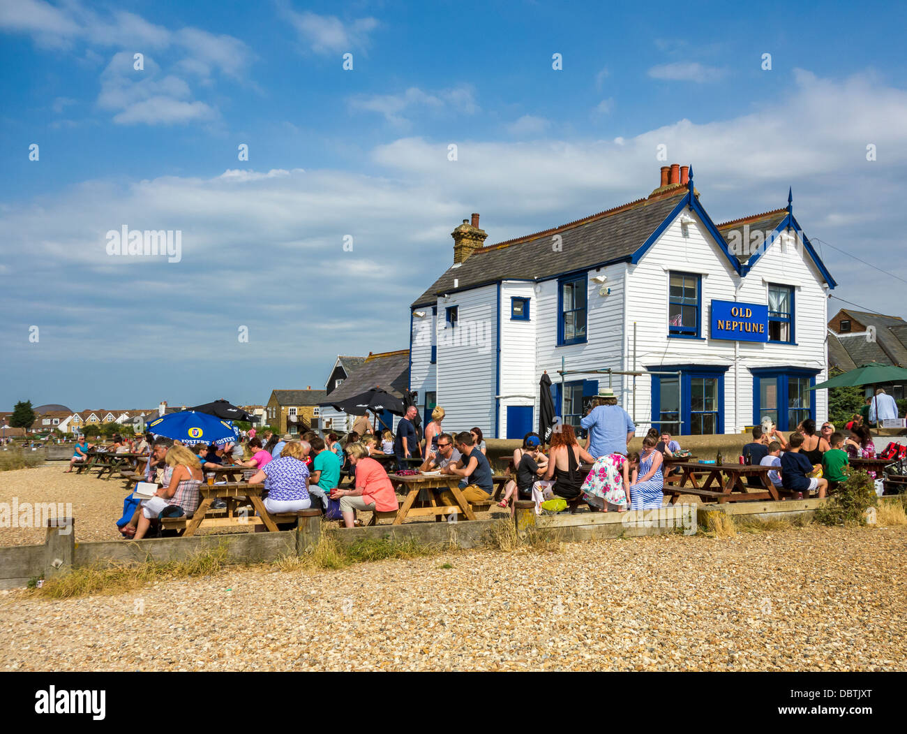 El viejo Pub Neptune en la playa Whitstable Kent Foto de stock