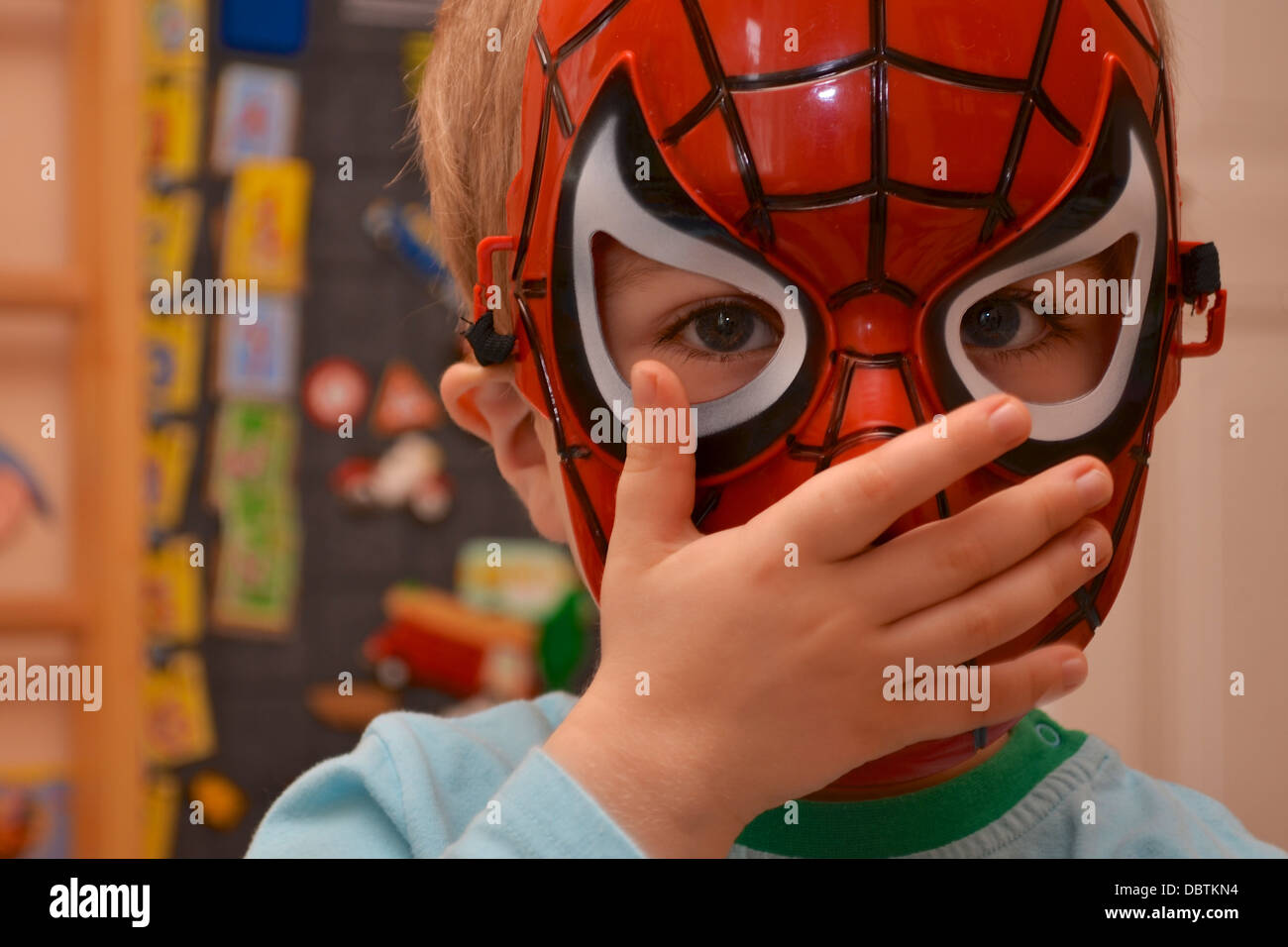 Niño con máscara de Spiderman Fotografía de stock - Alamy