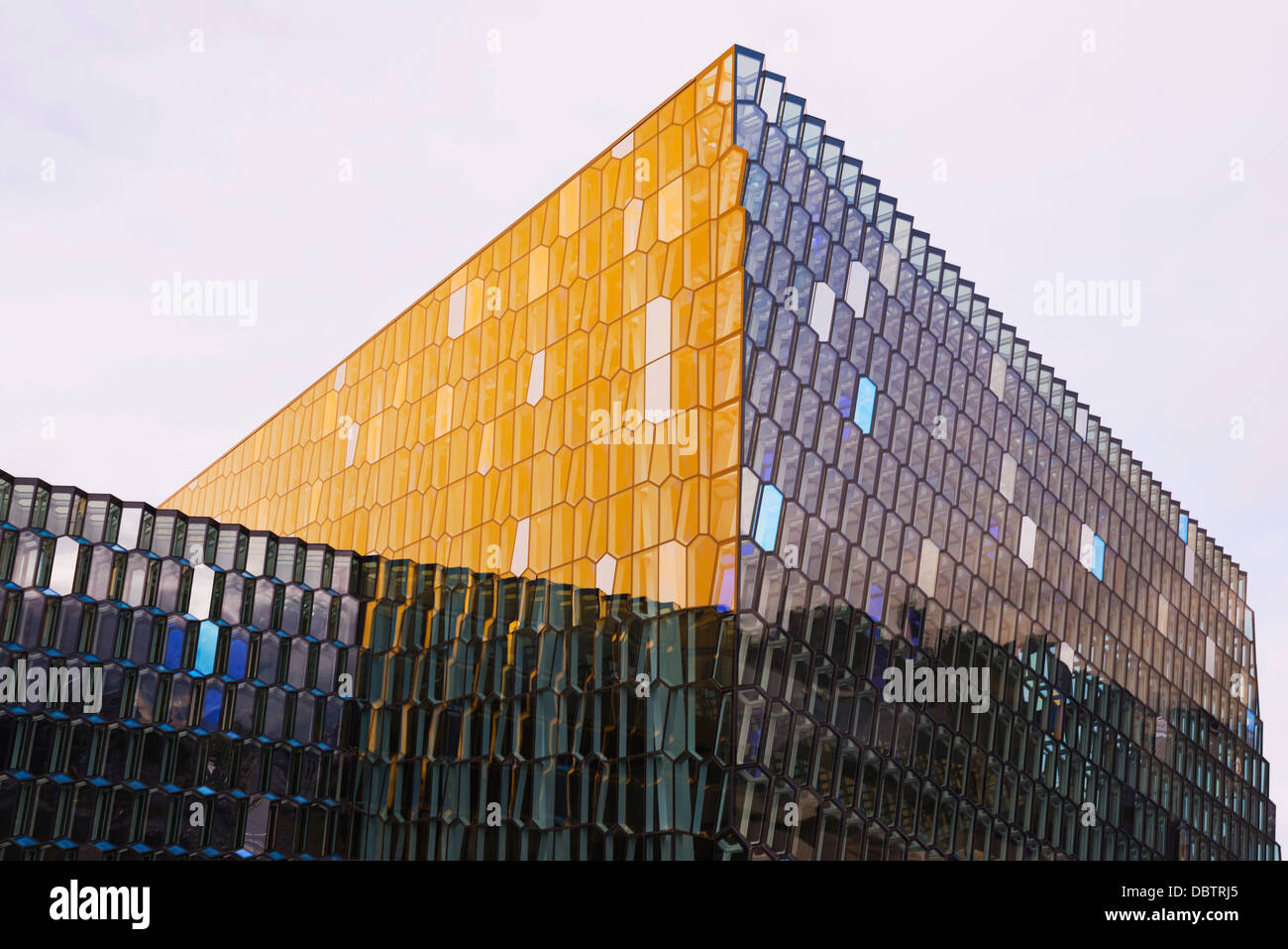 Harpa Concert Hall y el Centro de Conferencias, la fachada de vidrio diseñado por Olafur Eliasson y Henning, Reykjavik, Iceland Foto de stock