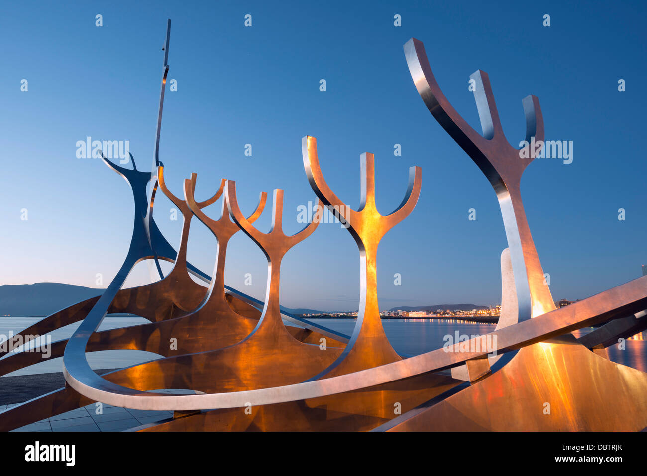 Islandia, Reykjavik, Solfar (Sun Voyager), icónico moderna escultura de acero inoxidable que representa un vikingo longboat Foto de stock