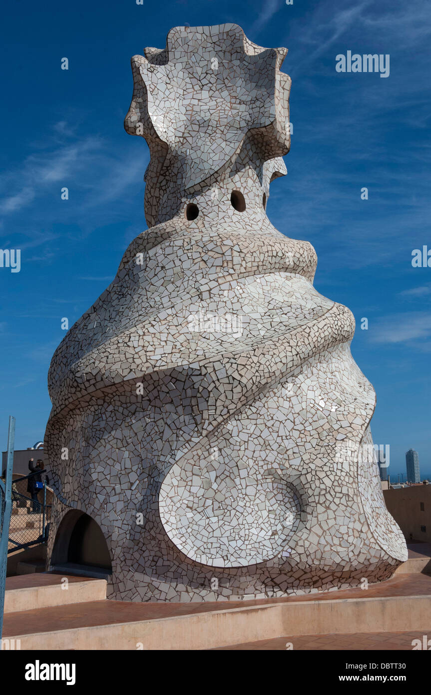 Gran chimenea con incrustaciones de azar cortar azulejos blancos, la azotea de La Pedrera de Gaudí, el Paseo de Gracia, Barcelona, Cataluña, España Foto de stock