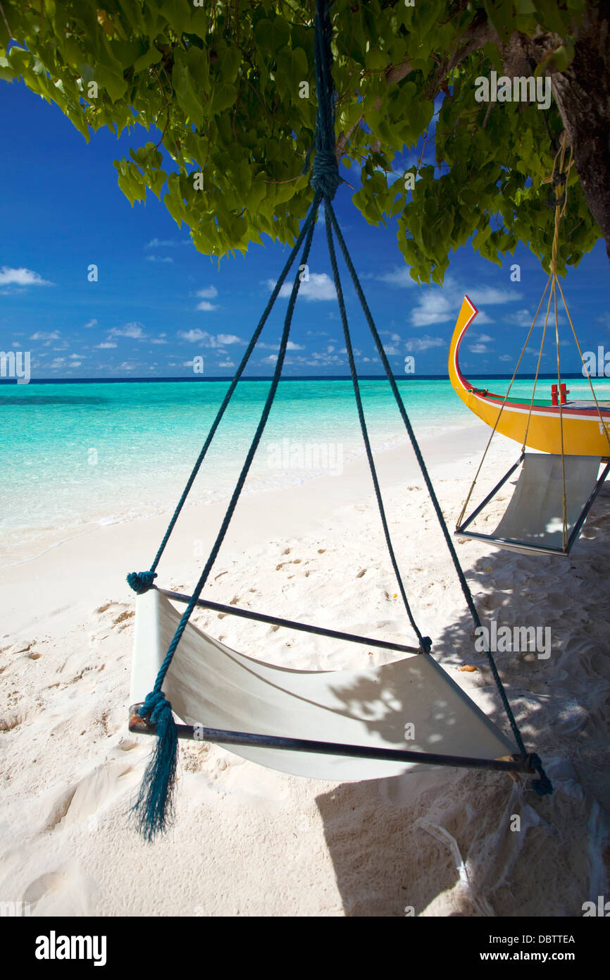 Swing y embarcación tradicional en la playa tropical, Maldivas, Océano Índico, Asia Foto de stock