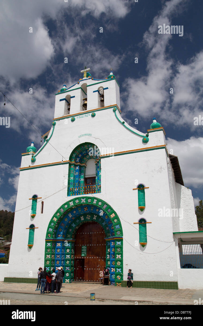 La Iglesia de San Juan Bautista, fundada en 1797, San Juan Chamula, Chiapas, México, América del Norte Fotografía de stock - Alamy La Iglesia de San Juan Bautista, fundada en 1797, San Juan Chamula, Chiapas, México, América del Norte Fotografía de stock - Alamy