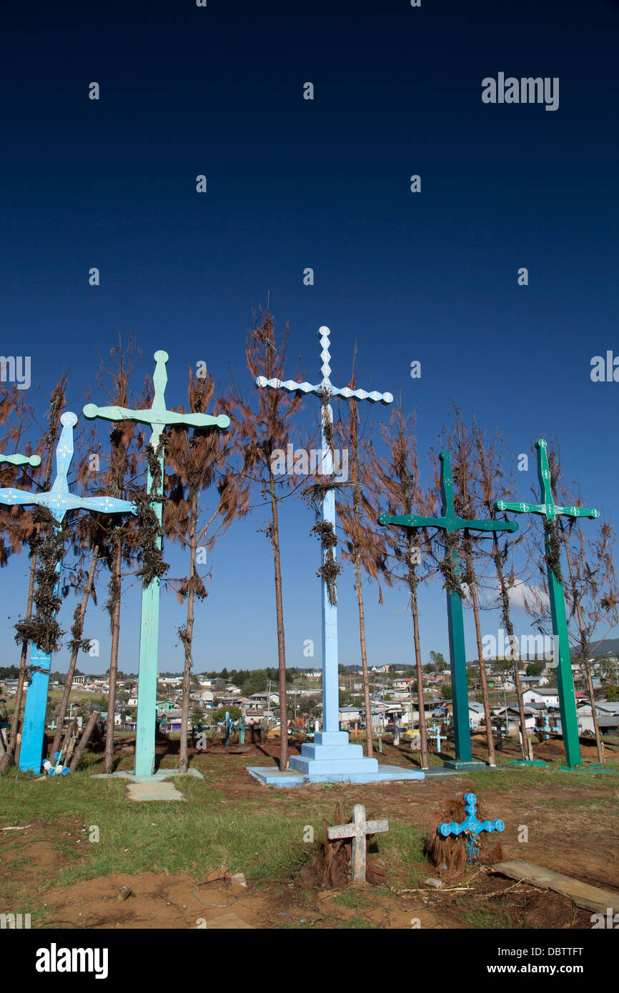 Cementerio, juntas representan a las puertas de la tumba, y la aldea de El Romerillo, Chiapas, México. Foto de stock