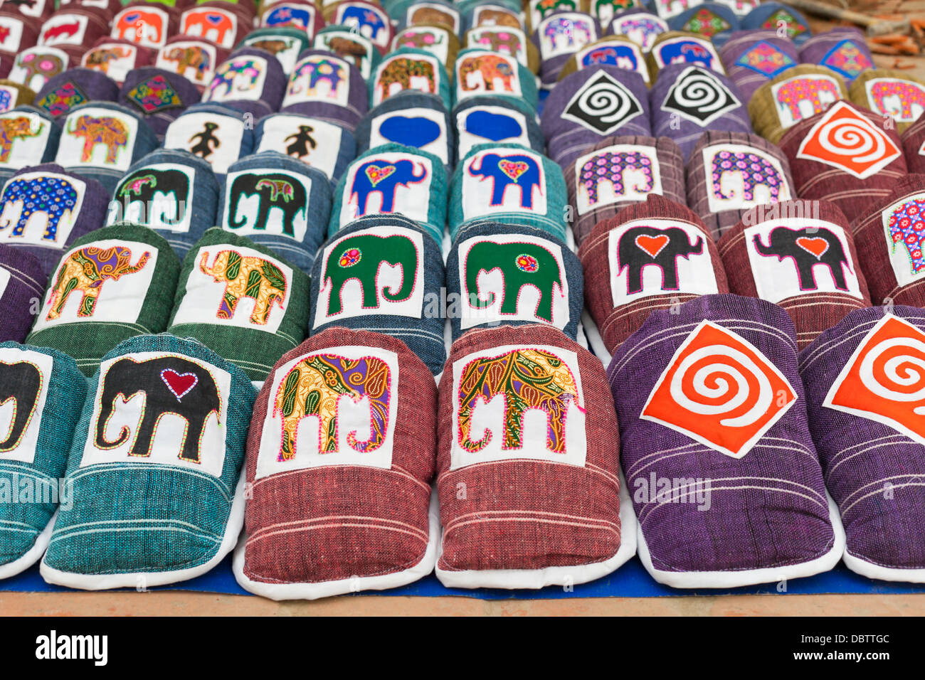 Zapatillas artesanales en exhibición en un puesto en el mercado en Luang Prabang, Laos Foto de stock