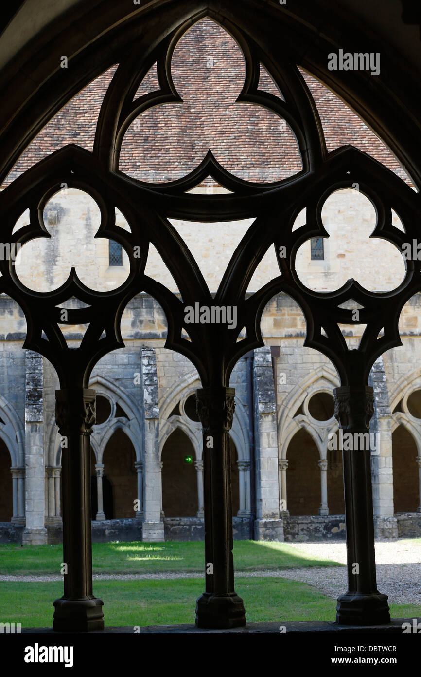 El claustro, la abadía cisterciense de Noirlac, Bruere-Allichamps, Cher, Centro de Francia, Europa Foto de stock