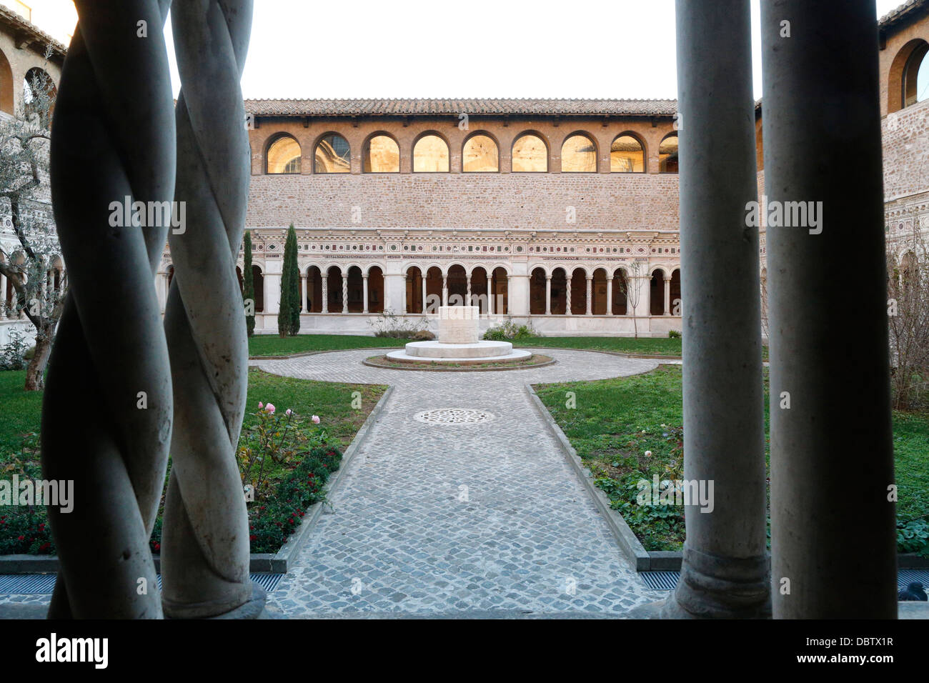 Columnas torcidas de mármol en los Vassaletto claustros en el arco de la Pontificia Basílica de San Juan de Letrán, Roma, Lazio, Italia Foto de stock