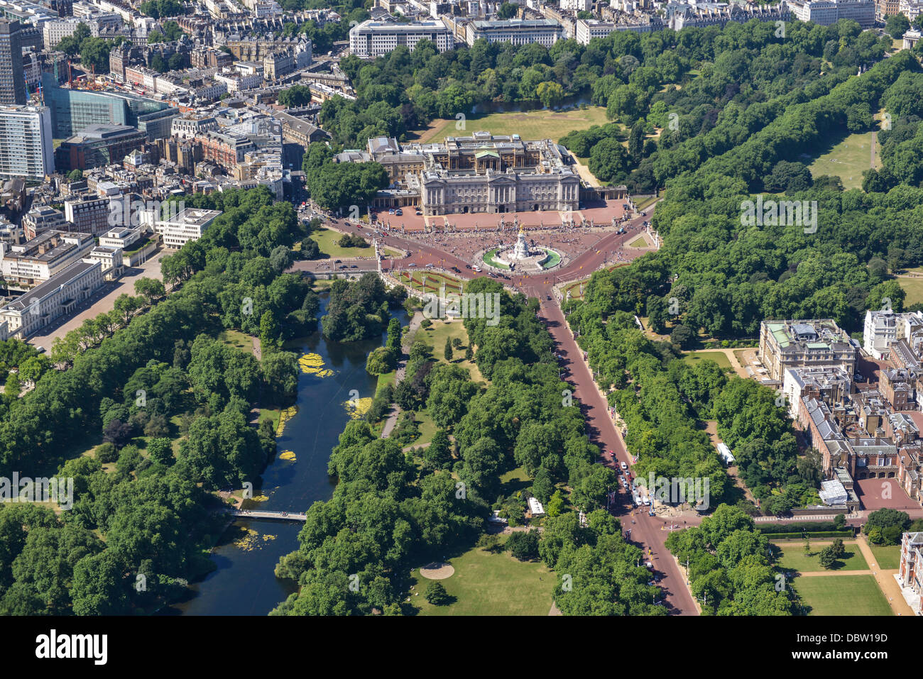 Fotografía aérea de Buckingham Palace, el centro comercial y el parque St James' Park Foto de stock
