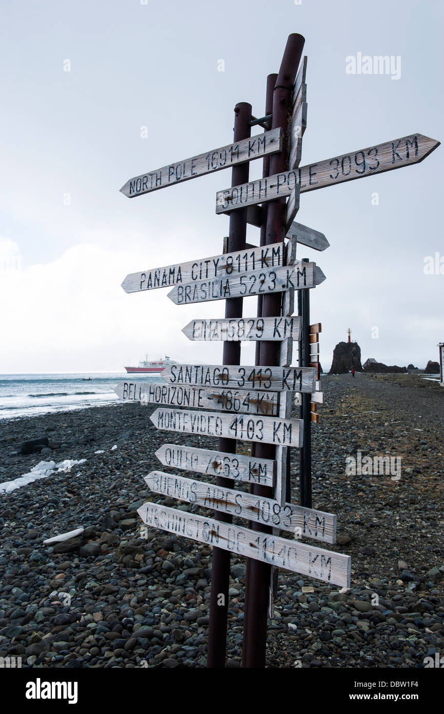 Worldwide signpost, Henryk Arctowski estación antártica polaca, la Isla Rey Jorge, Islas Shetland del Sur, Antártida Foto de stock