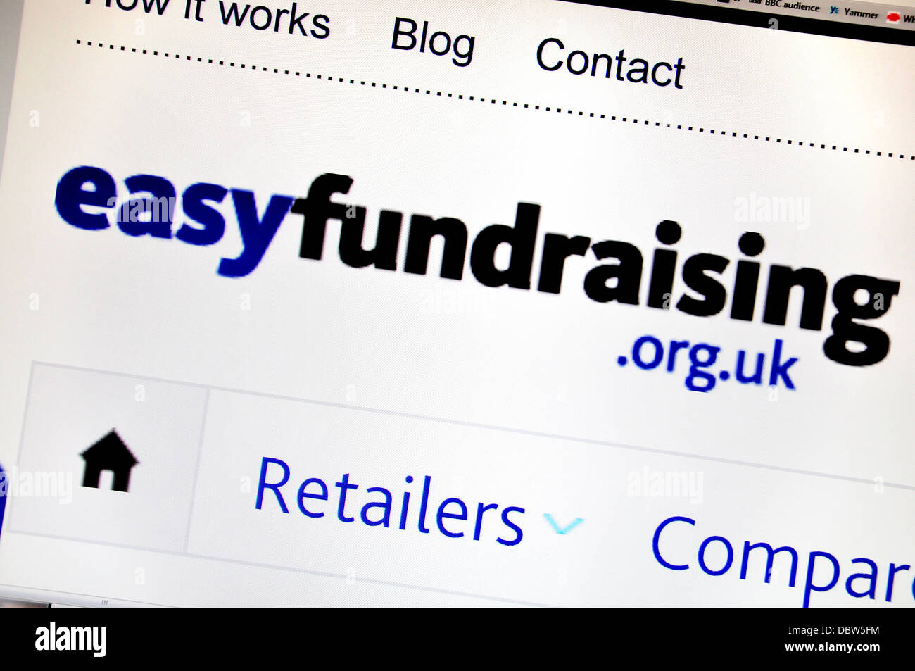 Captura de pantalla de ordenador - Internet. - Motor de búsqueda Easyfundraising.org.uk dando un porcentaje de las compras online a la caridad Foto de stock