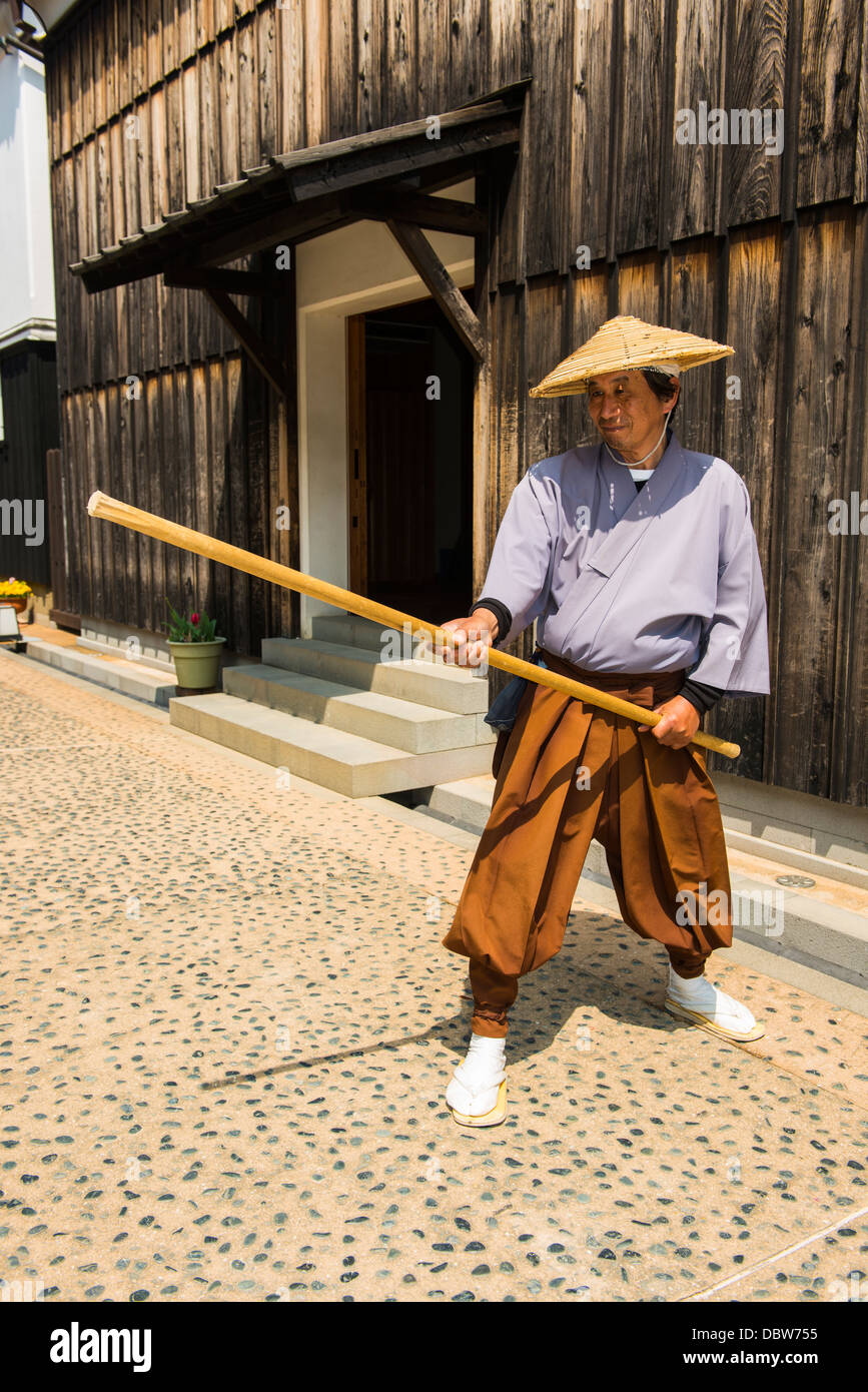 Hombre vestidos tradicionalmente en Dejima, isla artificial en el puerto de Nagasaki, Kyushu, Japón, Asia Foto de stock
