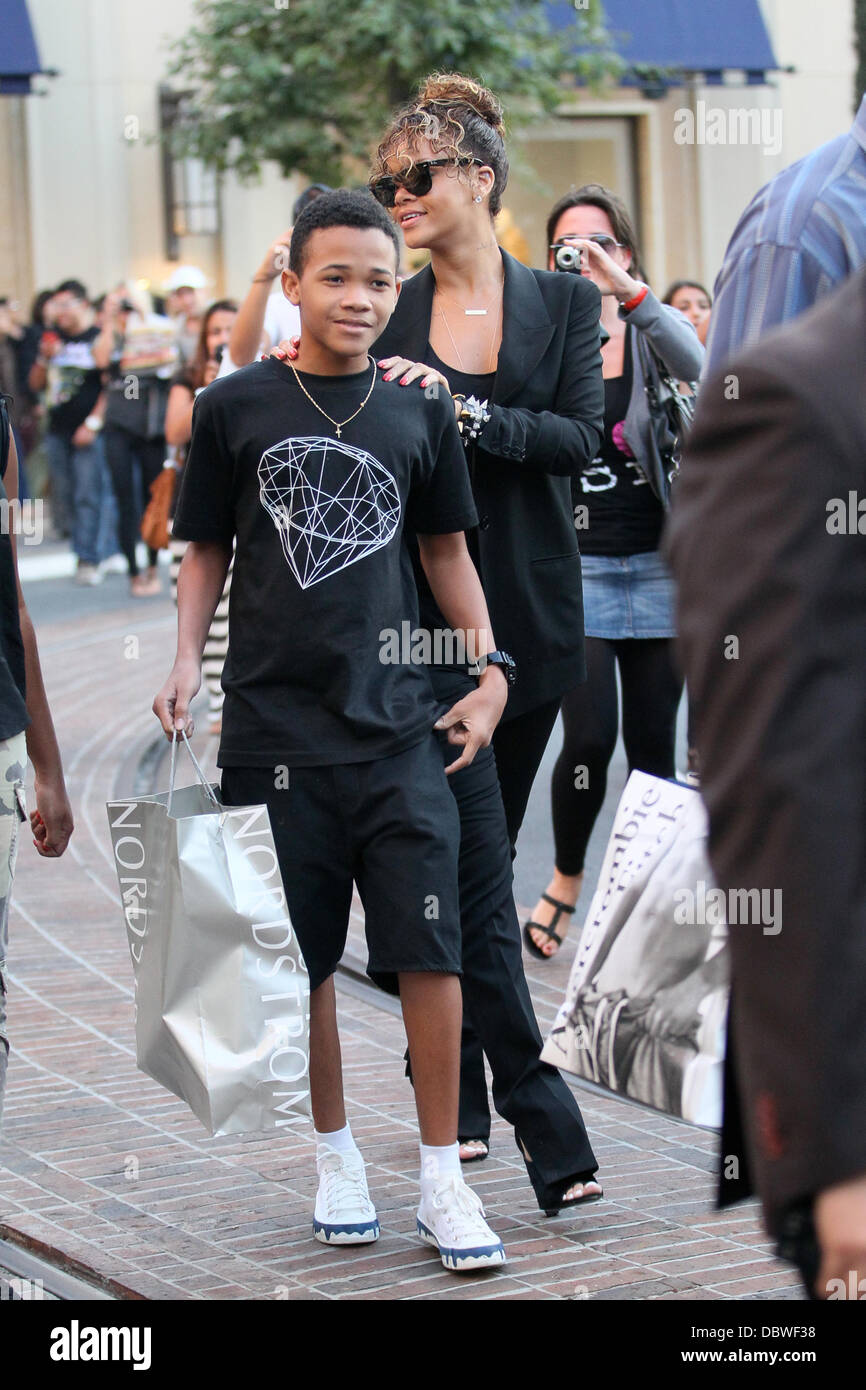 Rihanna lleva a su hermano menor a Rajad Nordstrom en Grove para comprar  zapatos en West Hollywood, California - 03.09.11 Fotografía de stock - Alamy