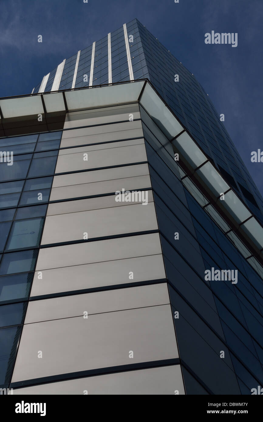 Interesante vista de un edificio moderno de Londres desde abajo contra un cielo azul. Foto de stock