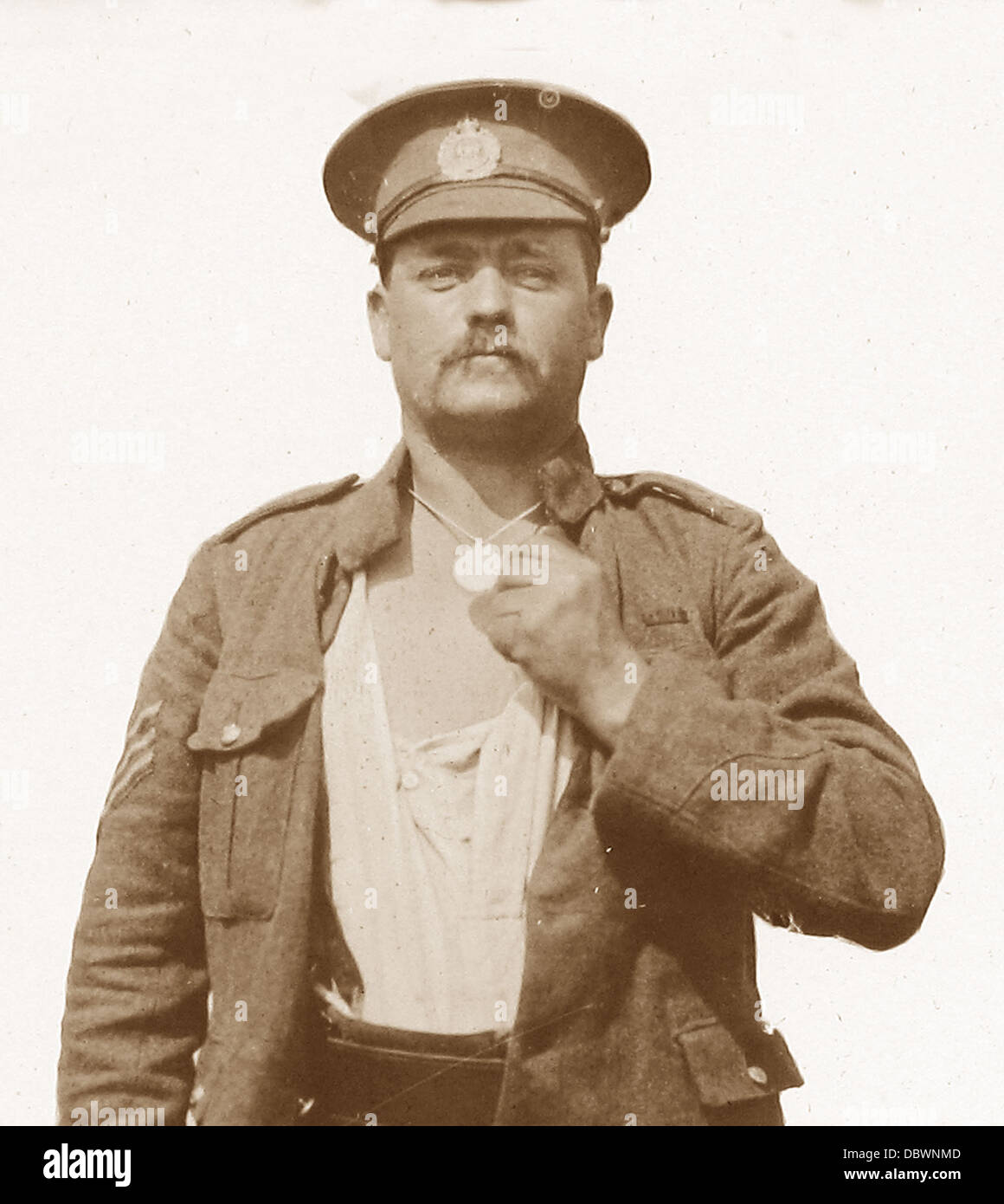 Soldado mostrando su tarjeta de identificación durante WW1 Foto de stock