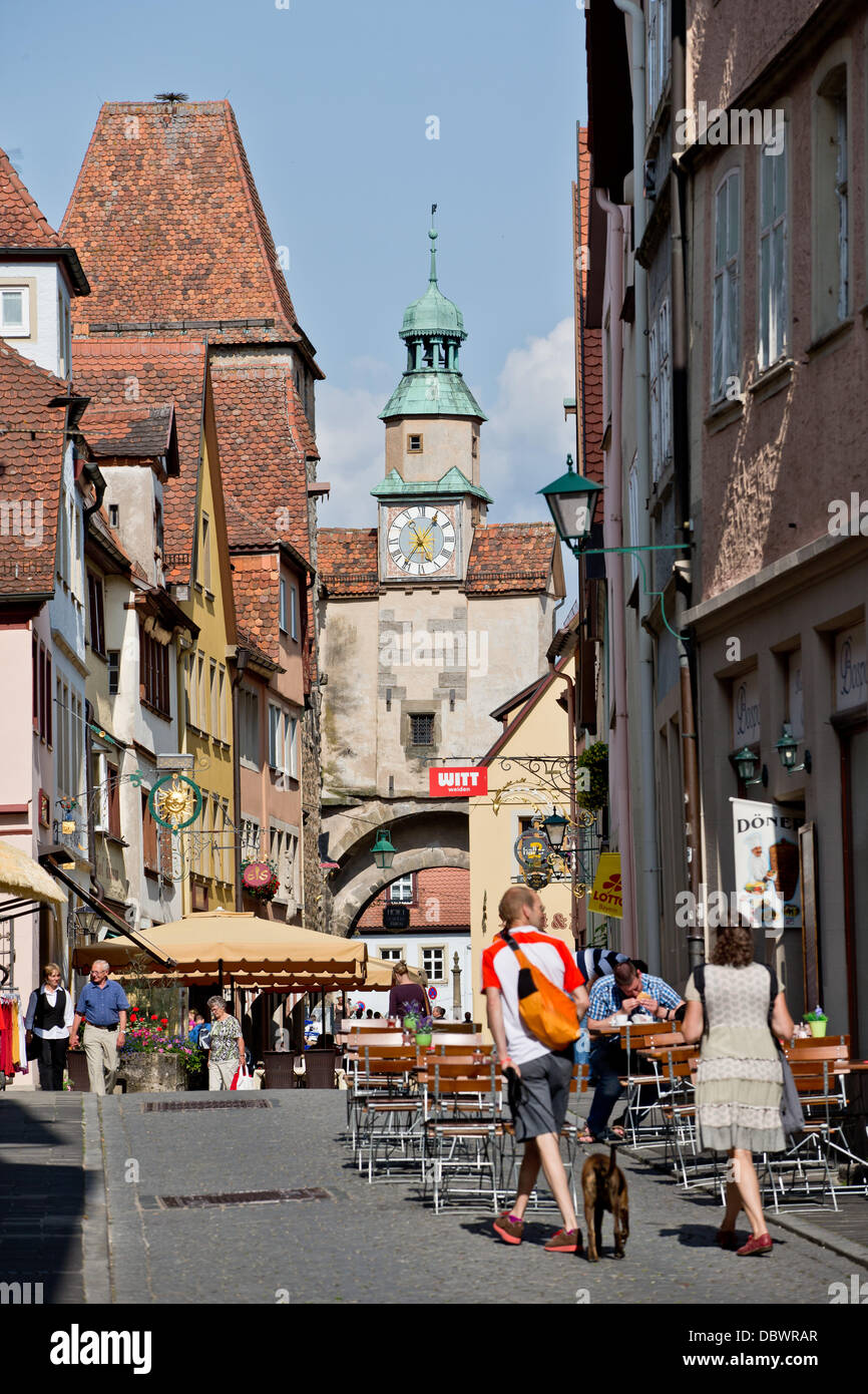 Una vista de la calle y de la torre de Markus es retratada en el casco antiguo de Rothenburg ob der Tauber, Alemania, el 12 de julio de 2013. Foto: Daniel Karmann Foto de stock