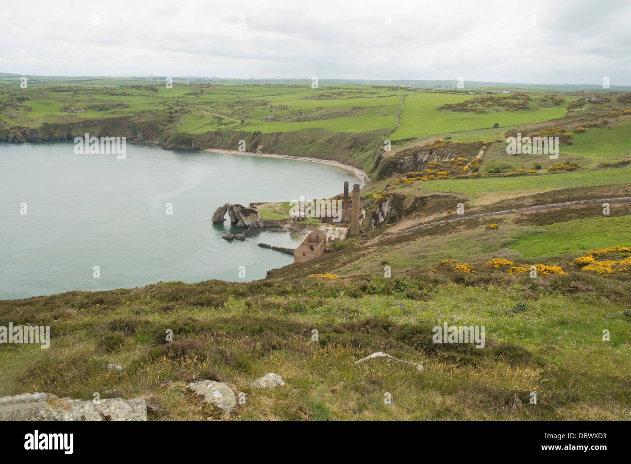 Porth Wen Isla de Anglesey al norte de Gales, mirando hacia abajo sobre las ruinas de los antiguos ladrillos Foto de stock