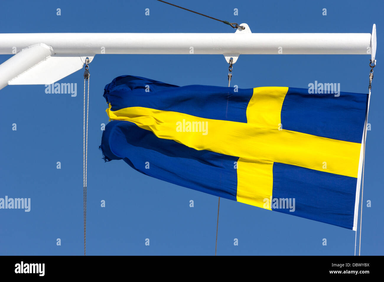 Barco de pasajeros que enarbolen el pabellón sueco al acercarse a Estocolmo.Suecia Foto de stock