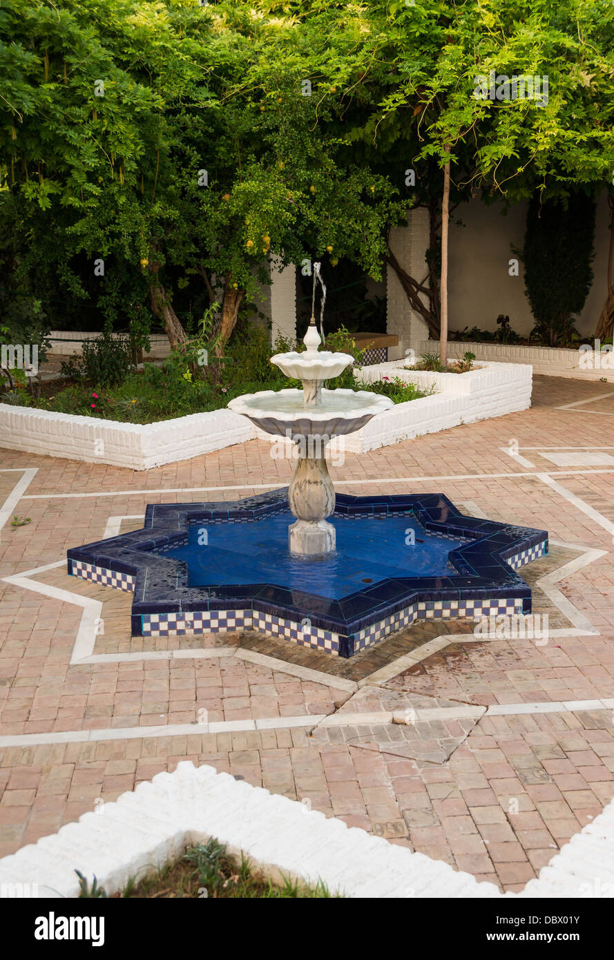 Una fuente, en el patio de la mezquita de Granada, España. Foto de stock