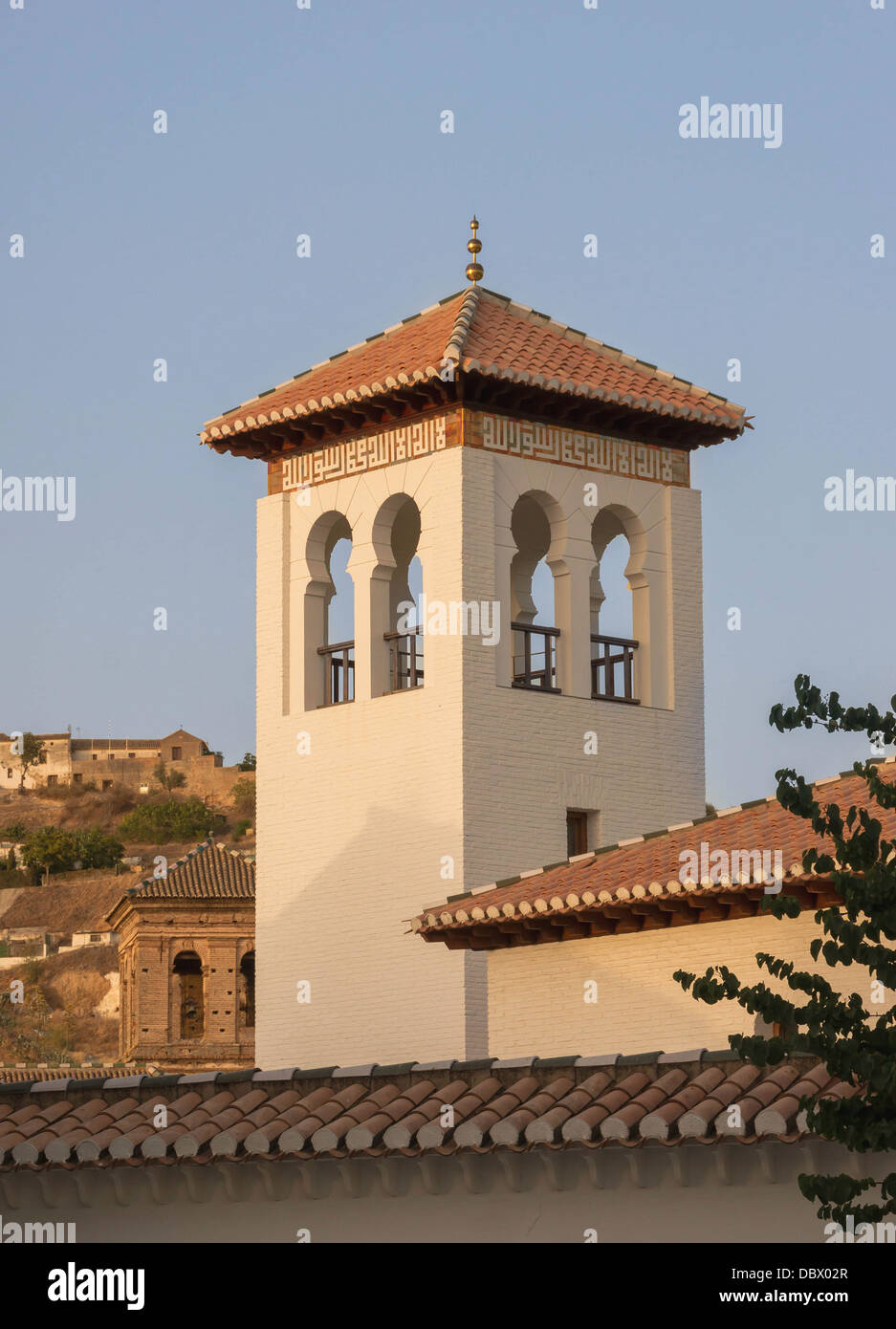 El minarete de la mezquita actual de Granada, España. Foto de stock