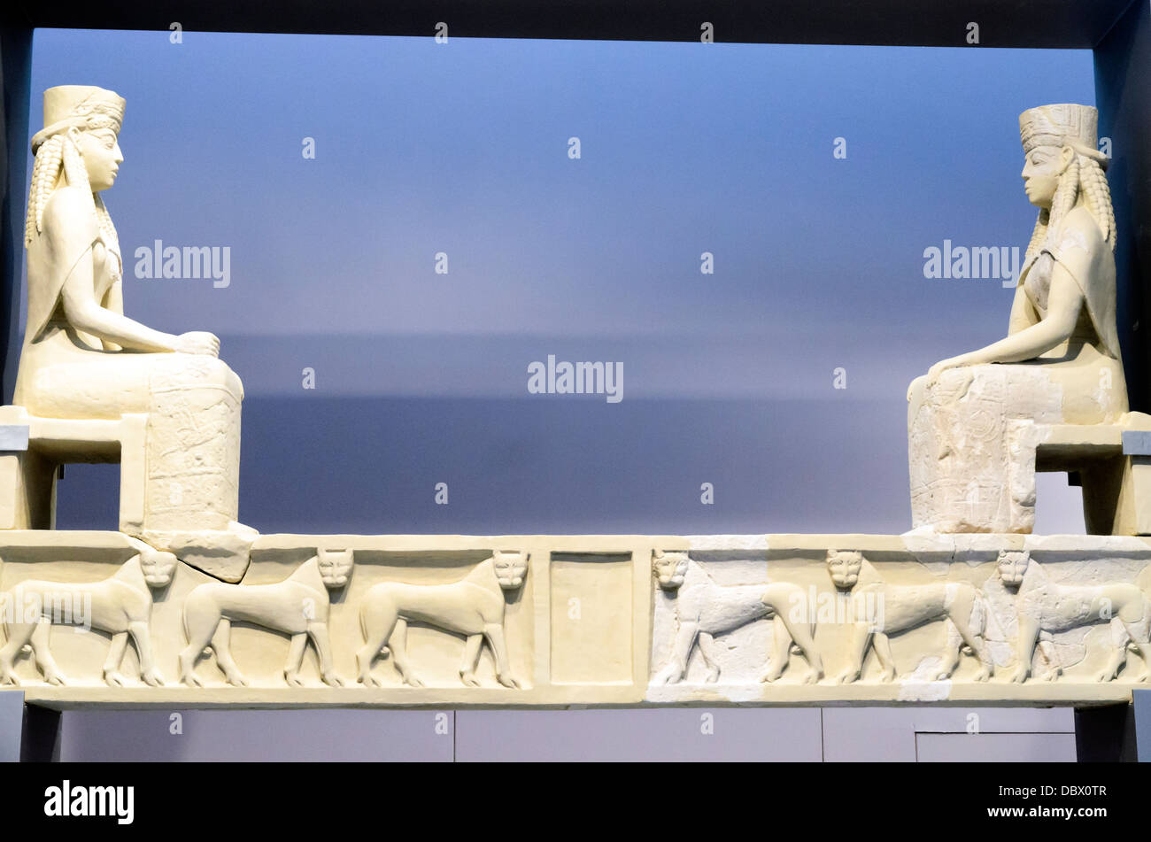 Dintel de alivio en la forma de una barra cuadrada hecha de poros de piedra. Posiblemente se formó el dintel de la entrada principal de un templo en Prinias. Dos estatuas de una figura femenina sentada enfrente en la superficie superior teniendo "polo", un alto jefe sacerdotales cubierta, con motivos decorativos y epiblema incisa, una especie de capa sobre los hombros. Dos figuras femeninas son rapresented permanente en el relieve de la superficie inferior del dintel, mientras que los lados están decorados con panteras y ciervos. Posiblemente Rizeina Prinias (antigua), período arcaico, 7%. BC en el Museo Arqueológico de Heraklion, Creta, Greec Foto de stock