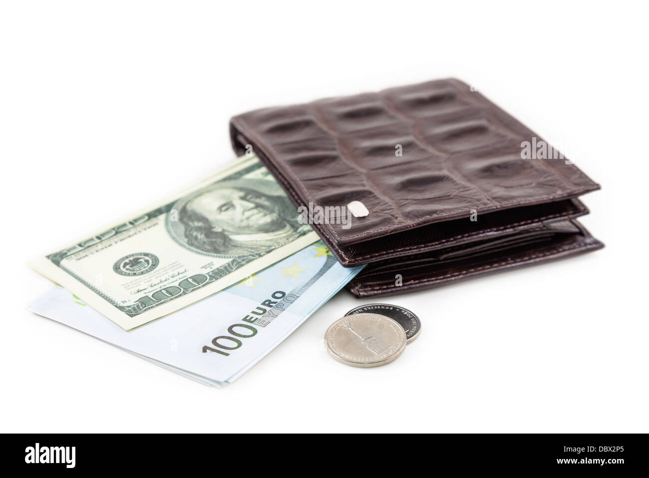 La billetera de cuero marrón con el dólar y el euro es fotografiado en close-up Foto de stock