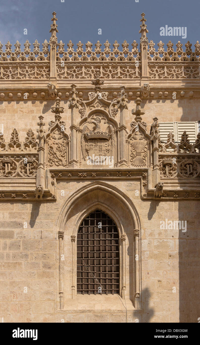 Ventana arqueada, ornamentos y heráldica de Isabel de Castilla y Fernando de Aragón, la "Capilla Real", Granada, España. Foto de stock
