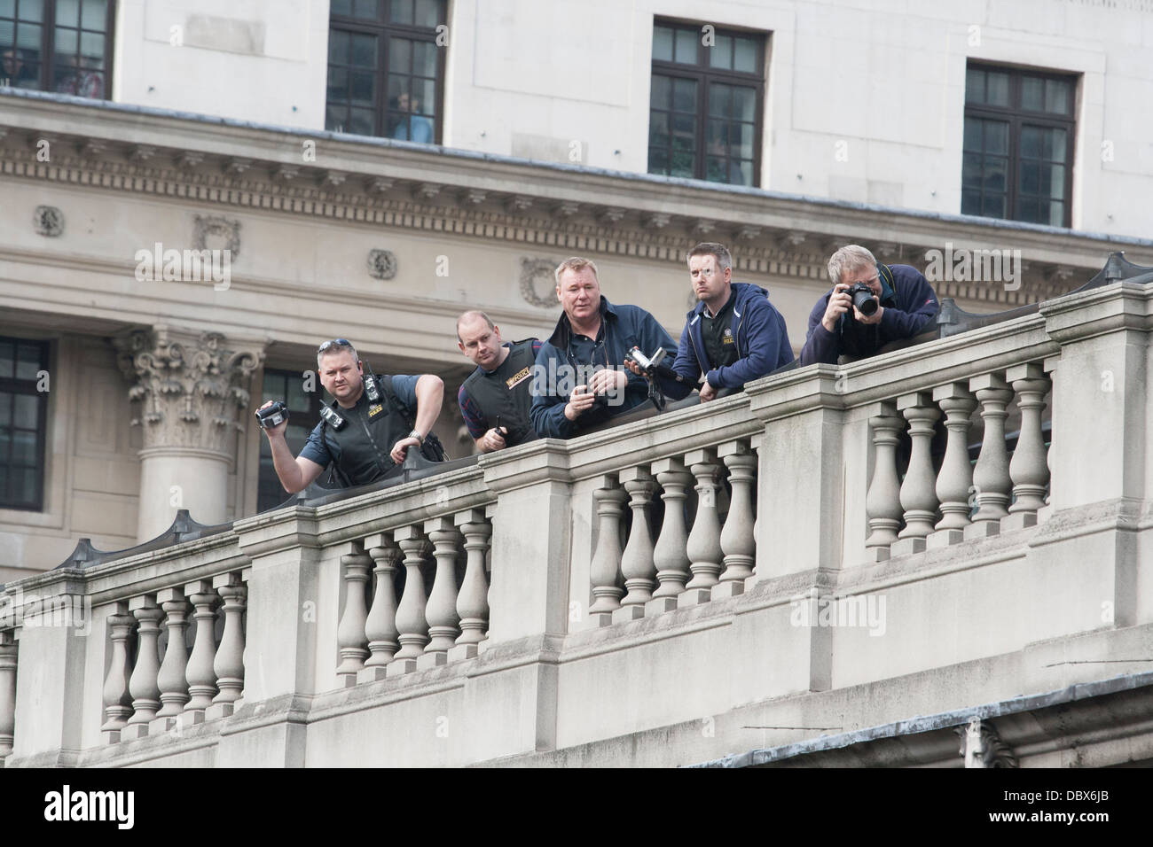 Documentar la policía G20 protesta frente al Banco de Inglaterra Foto de stock