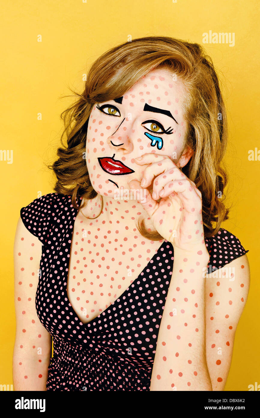 Una mujer joven/modelo pintado para parecerse al objeto de Roy Lichtenstein chica Foto de stock