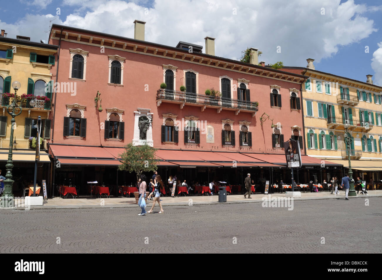 Restaurantes y la oficina de turismo en la Piazza Bra, Verona. Foto de stock