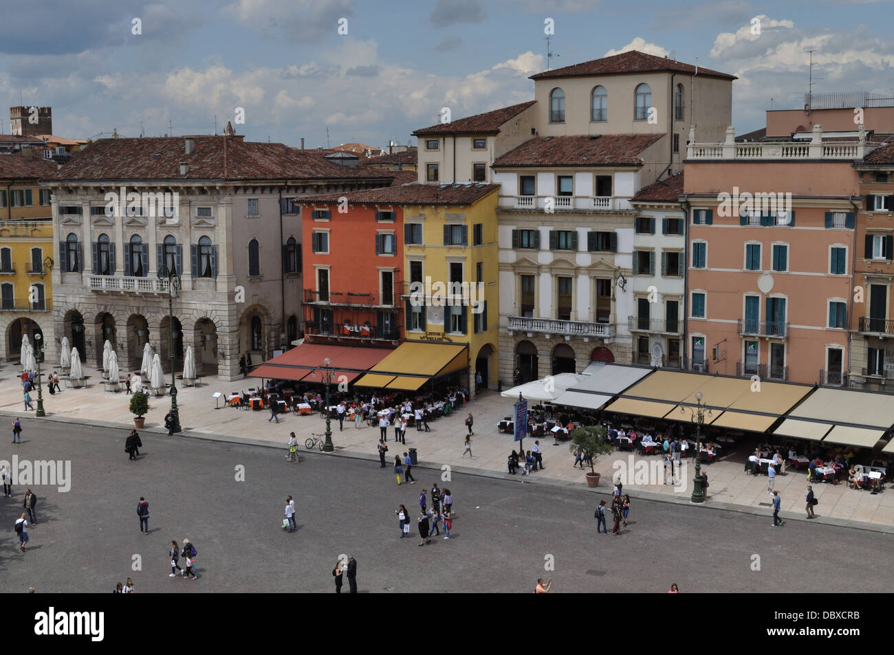 La Piazza Bra, en el centro de Verona, Italia. Foto de stock