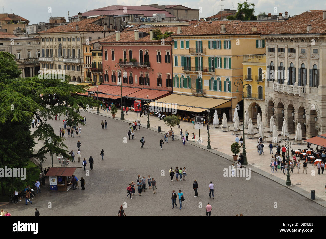 La Piazza Bra, en el centro de Verona, Italia. Foto de stock