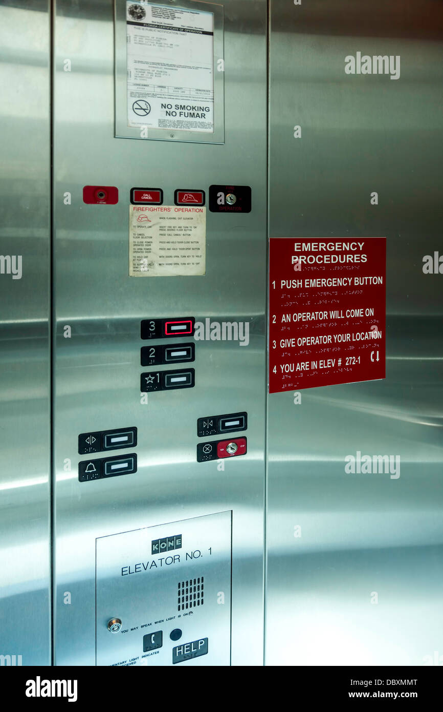 Kone ascensor de acero inoxidable panel de control. Foto de stock