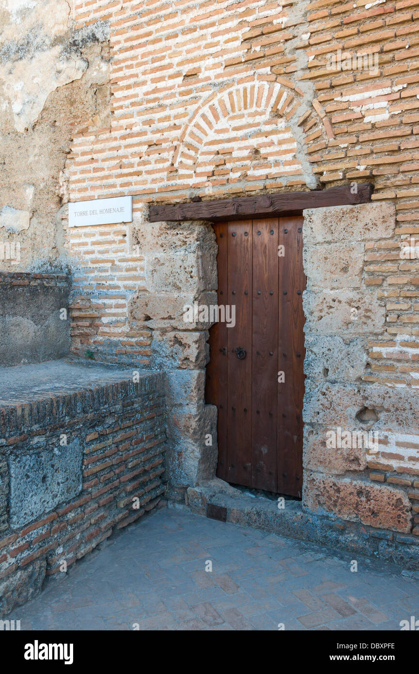 La puerta de la torre del homenaje (Torre del Homenaje), en la "Alcazaba" (fortaleza) de la Alhambra de Granada, España. Foto de stock