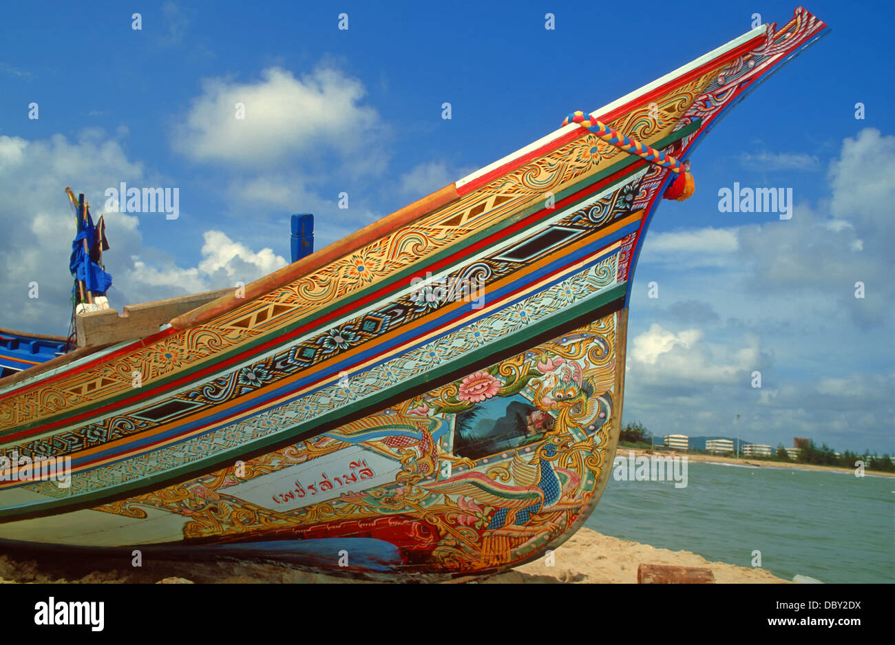 Colorido pintado a mano tradicional barco de pesca común a la zona de Songkhla en el sur de Tailandia. Foto de stock
