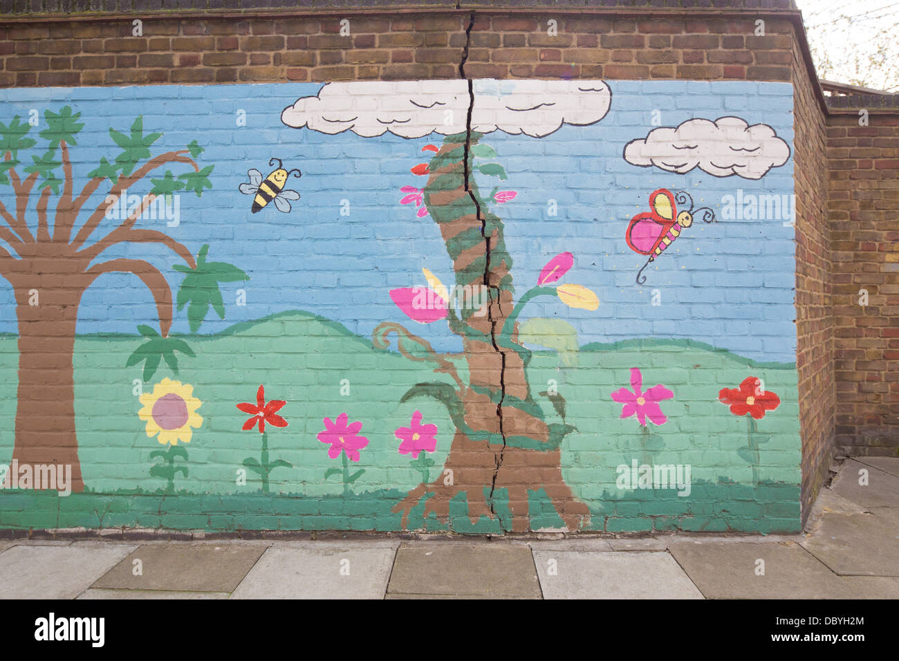 Pintura callejera en una pared agrietada en Southwark Bridge Road,  Bankside, Southwark Fotografía de stock - Alamy