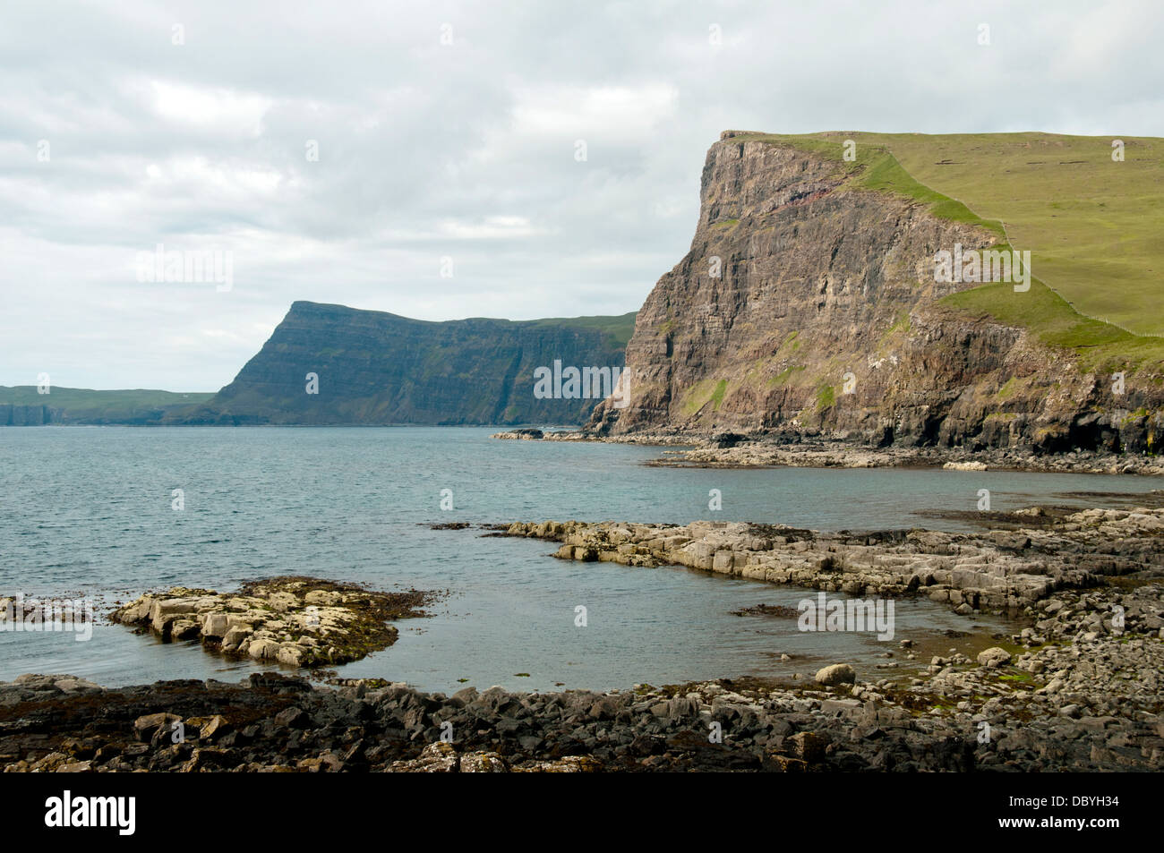 Y Ramasaig Waterstein Head Cliff Bay, Duirinish Ramasaig de costa, la Isla de Skye, Escocia, Reino Unido Foto de stock