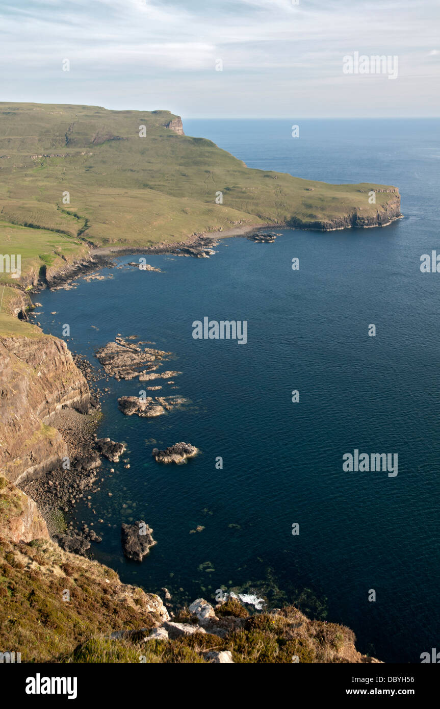 Ramasaig Bay y la azada desde Ramasaig acantilado. Costa Duirinish, Isla de Skye, Escocia, Reino Unido Foto de stock