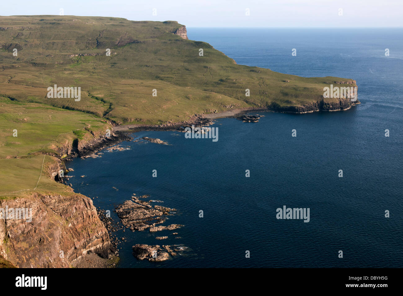 Ramasaig Bay y la azada desde Ramasaig acantilado. Costa Duirinish, Isla de Skye, Escocia, Reino Unido Foto de stock