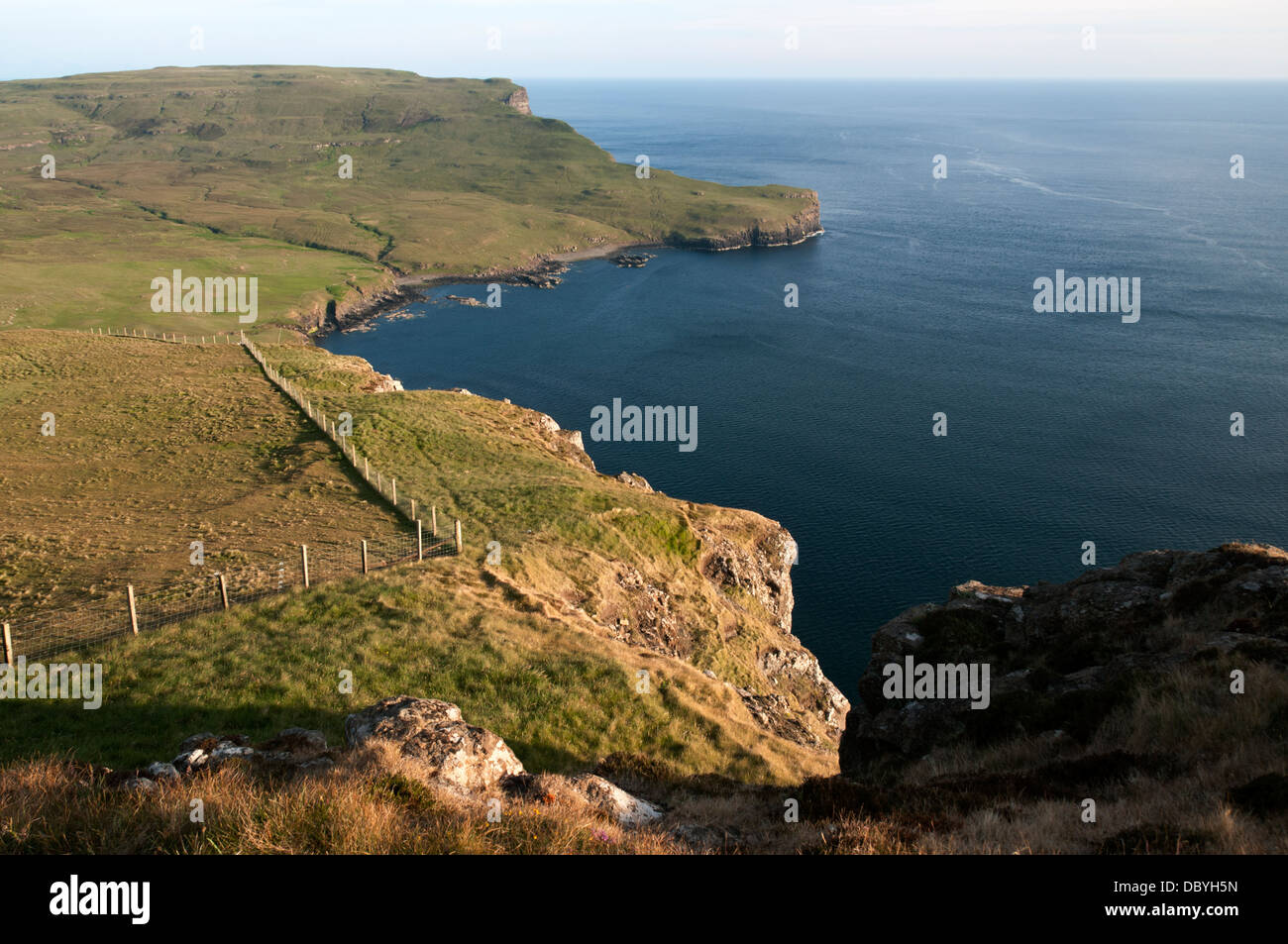 Ramasaig Bay y la azada desde Ramasaig acantilado. Costa Duirinish, Isla de Skye, Escocia, Reino Unido Foto de stock