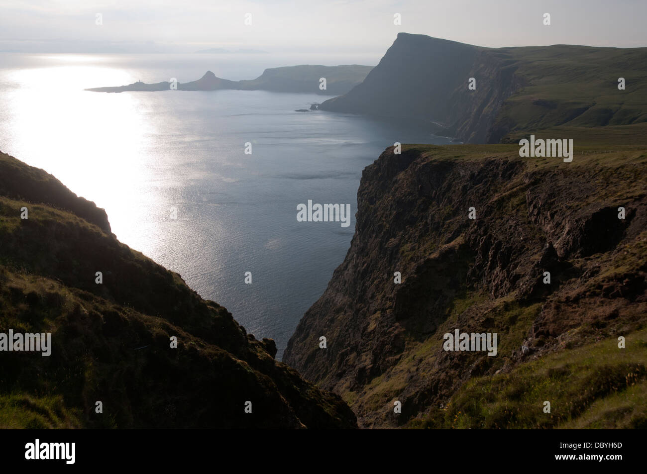 Punto Neiss y cabeza de Waterstein Ramasaig acantilado. Costa Duirinish, Isla de Skye, Escocia, Reino Unido Foto de stock